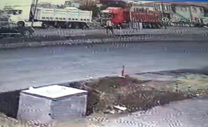 Trabzon plakalı otomobilin çarptığı öğrenci metrelerce savruldu