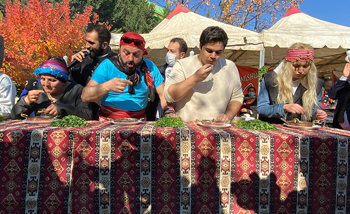 Hamsi yeme yarışmasında renkli görüntüler