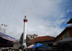 Şiddetli lodos minareyi yıktı