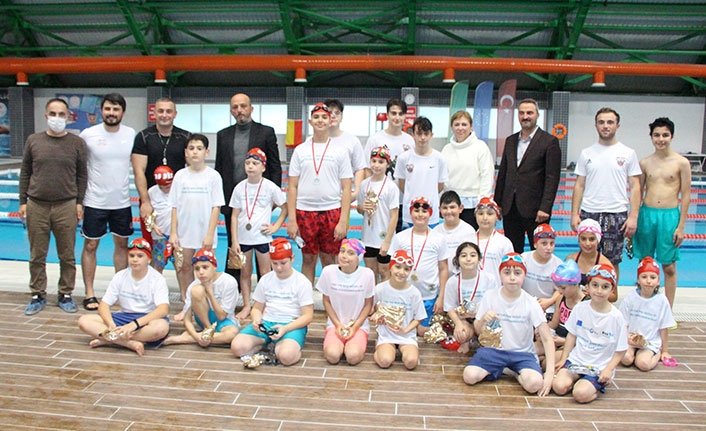 Genç çevreciler Karadeniz için havuzda yüzdü