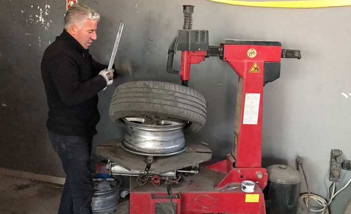 Oto lastikçilerin kış lastiği mesaisi başladı