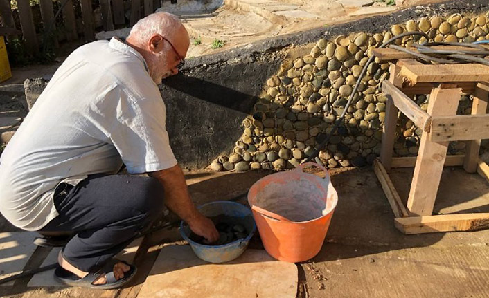 Mantolamadan yüksek fiyat istenince kendi çözümünü buldu