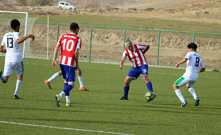Trabzonlu 72'lik futbolcu yeni takımındaki ilk maçında beğeni topladı