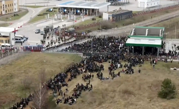 Göçmenler Polonya sınır kapısına dayandı