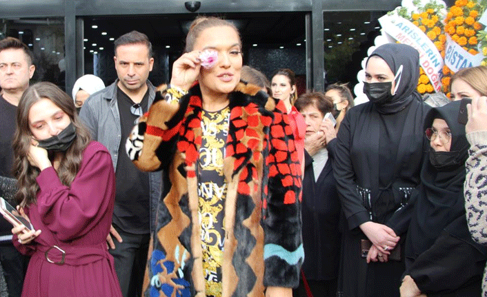 Demet Akalın, hamile dedikoduların ardından göbeğini saklamaya çalıştı