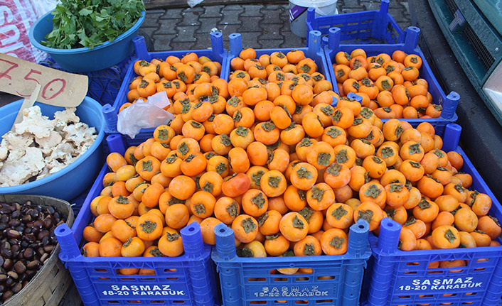 Trabzon Hurması tezgahlardaki yerini aldı