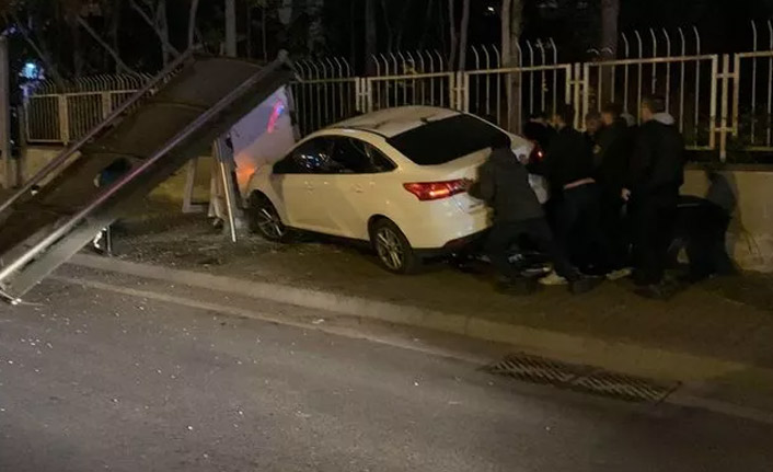 Araç otobüs durağına daldı: 1 ölü, 2 yaralı