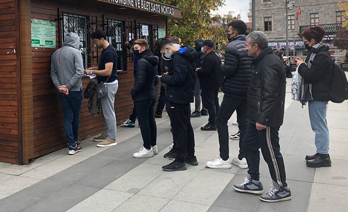 Trabzonspor taraftarları gişelere akın etti