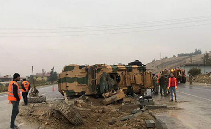Askeri araç devrildi: 3 asker yaralı