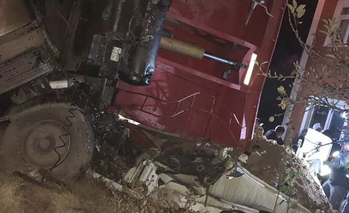 Evin bahçesine devrilen TIR'daki 2 kişi öldü