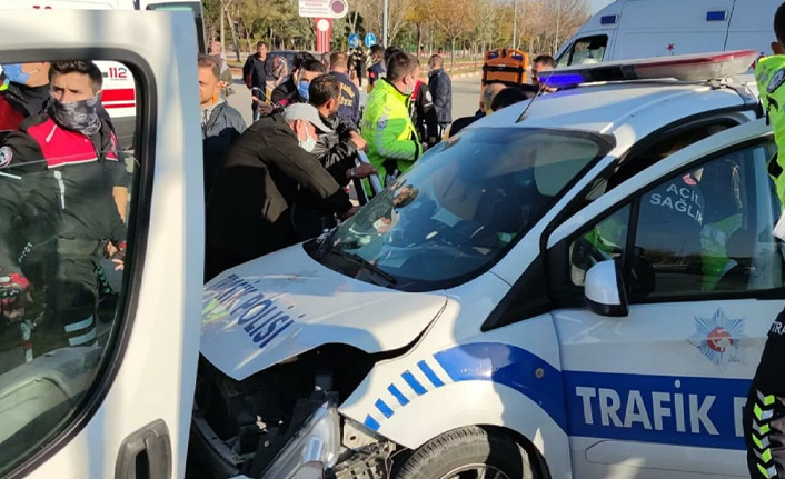 Öğrenci servisiyle polis otosu çarpıştı! Yaralılar var