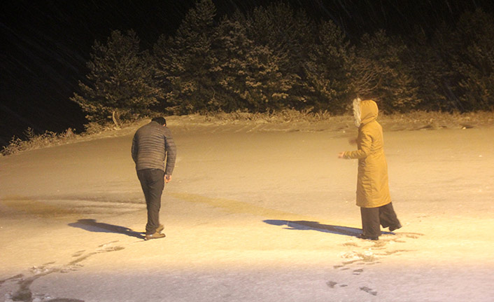 Bayburt'un yüksek kasimlerine kar yağdı