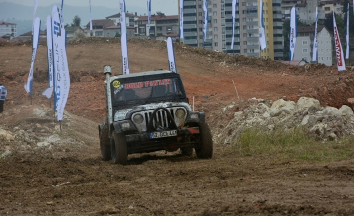 Ordu'da kadınlar off-road araçlarıyla şiddete dikkat çekti