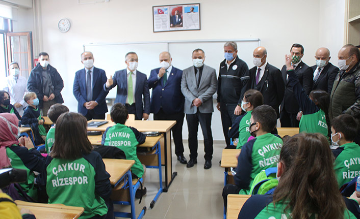 Çaykur Rizespor'dan öğrencilere 1500 adet eşofman