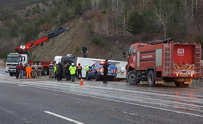 Yolcu otobüsü devrildi: 22 yaralı
