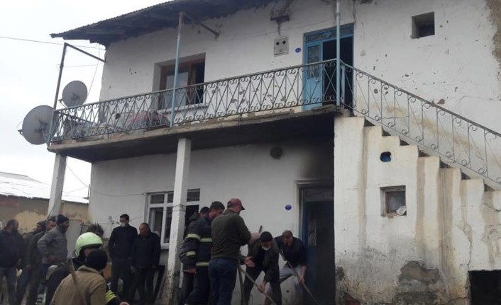 Bayburt'ta yangın, ev yandı