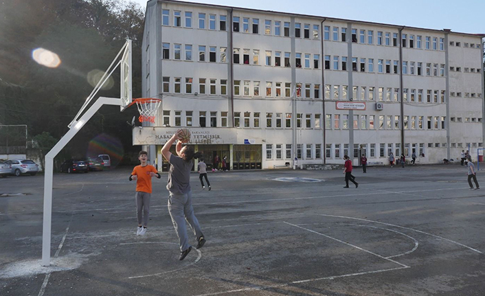 Trabzon'da Büyükşehir'den, 18 ilçeye 100 adet basketbol potası