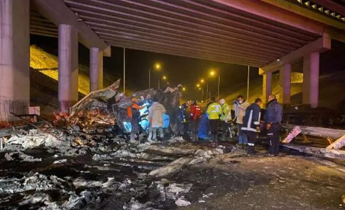 Köprüden düşen tır yandı, 2 ölü 1 yaralı