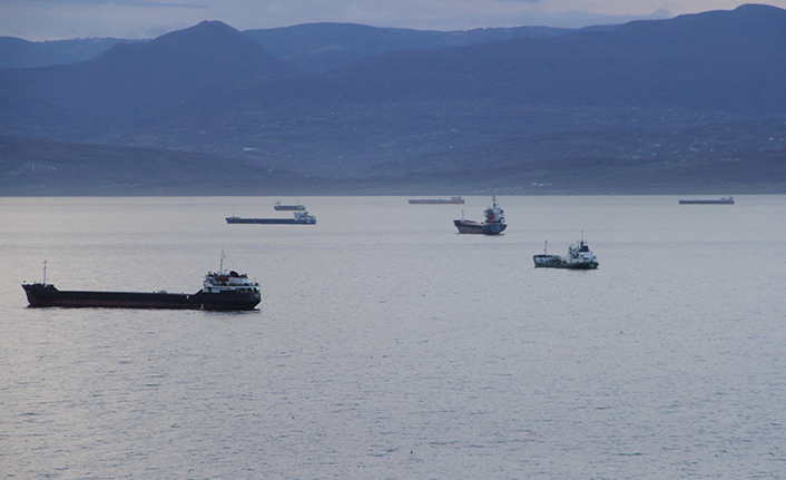 Karadeniz'deki fırtınadan kaçan gemiler oraya sığındı