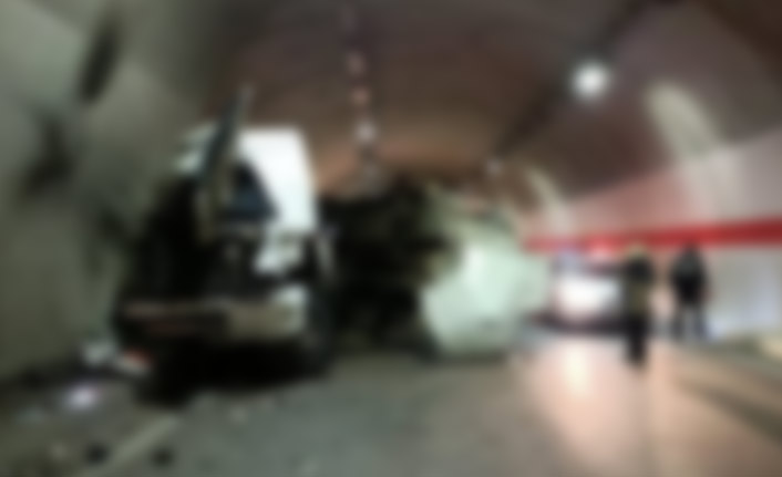 Akaryakıtı biten otomobile akaryakıt tankeri çarptı