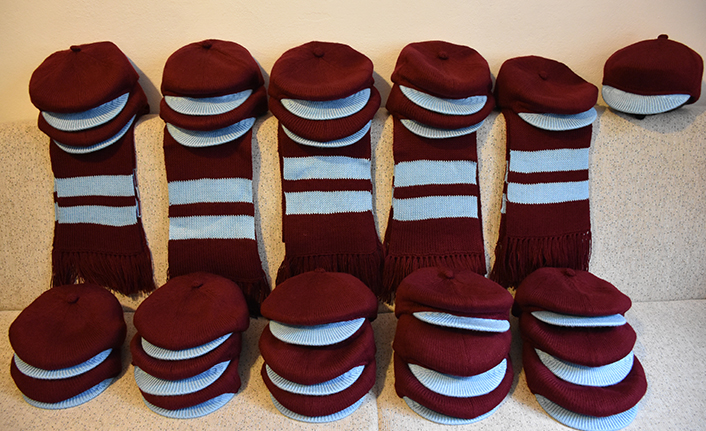 Trabzonspor'un renklerini taşıyan kasket ve kaşkoller öğrencilere burs olacak