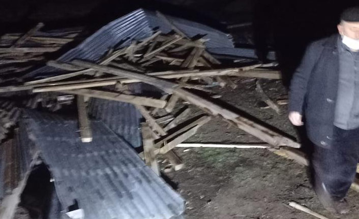 Bayburt’ta fırtına çatıları uçurdu