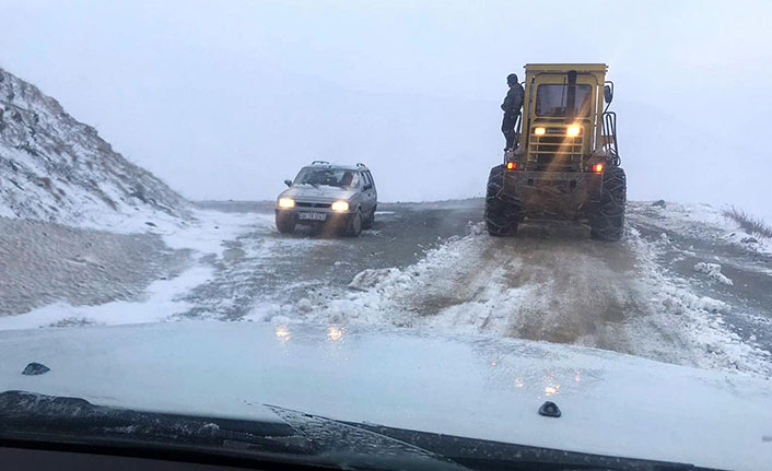 Bayburt'ta karda mahsur kaldılar! 2 kişi kurtarıldı