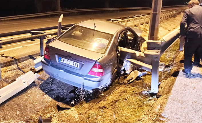 Kontrolden çıkan otomobil bariyerlere saplandı