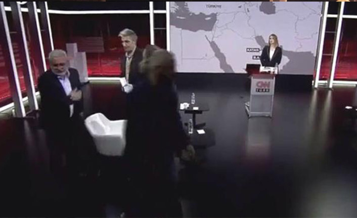 Acı haberi canlı yayında aldı! Programdan ayrıldı