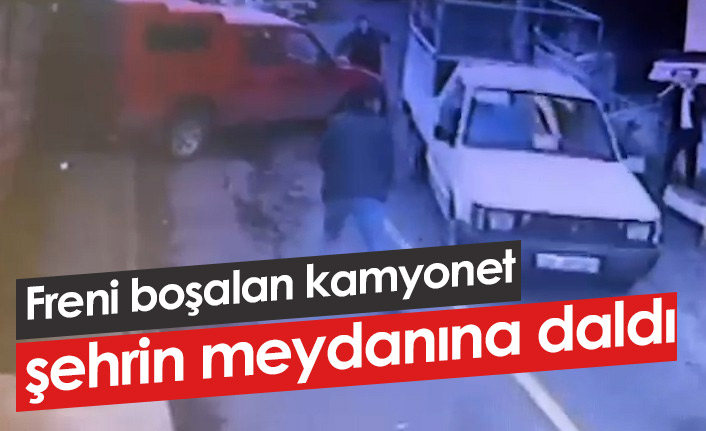 Freni boşalan kamyonet şehrin meydanına daldı