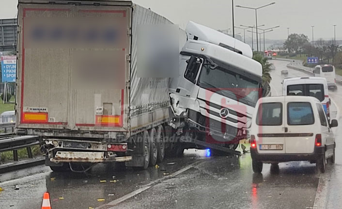 Trabzon'da bir kaza daha! Tır refüje çarptı