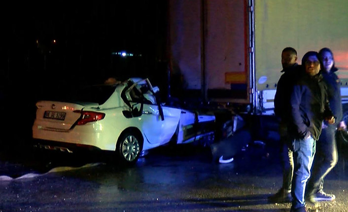 Otomobil tırın altına ok gibi saplandı