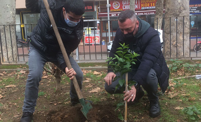 Trabzon'da engelli öğrenciler 61 meyve fidanını da dikti