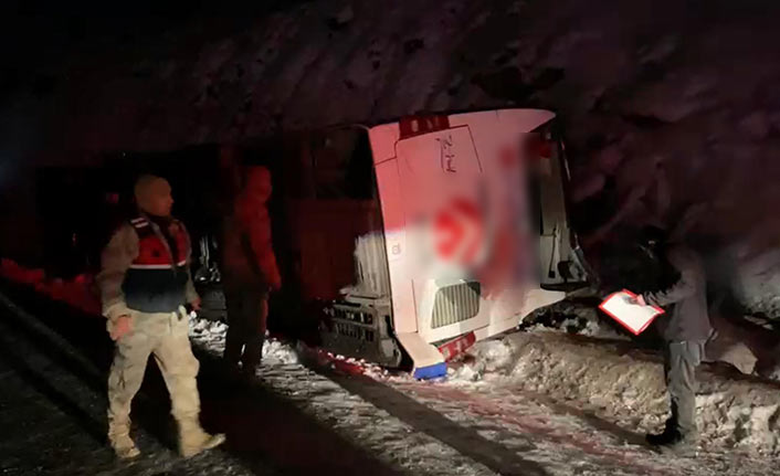 Kars'ta yolcu otobüsü devrildi; 3 ölü, 10 yaralı