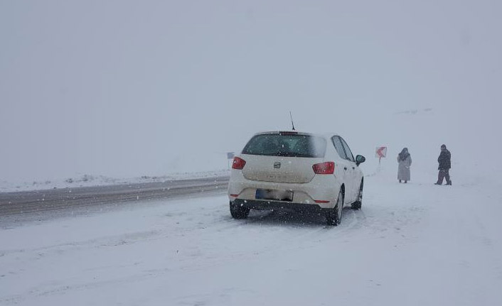 Kop dağında kar ve tipi ulaşımı vurdu
