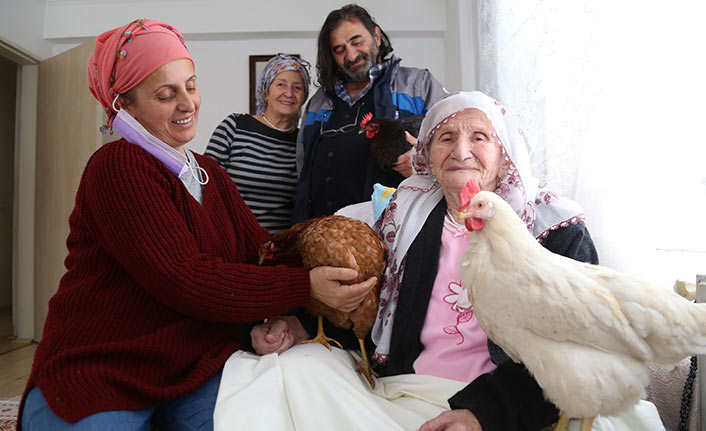 Artvin'de 96 yaşındaki hasta annelerine tavuklu moral