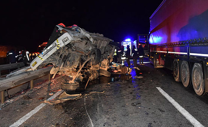 Kamyonet, TIR'a çarptı: Anne- kız öldü, 5 kişi yaralandı
