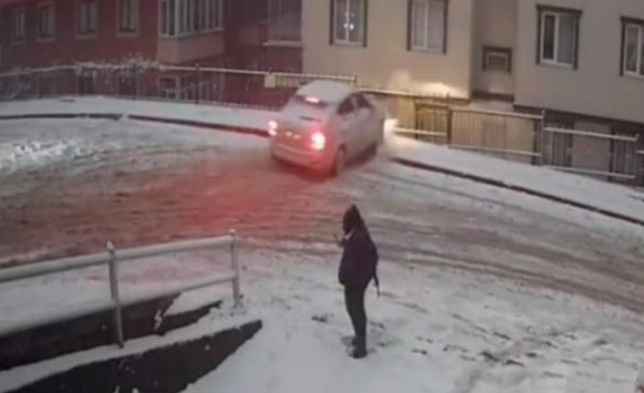 Trabzon'da karda duramayınca bahçeye düştü