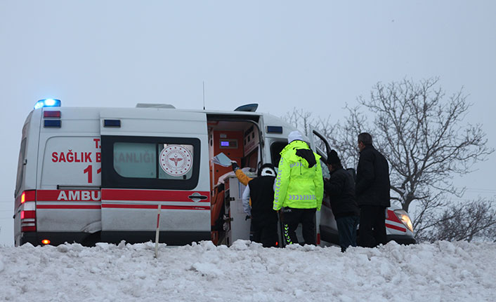 Konya'da yolcu otobüsü şarampole devrildi, 11 kişi yaralandı.