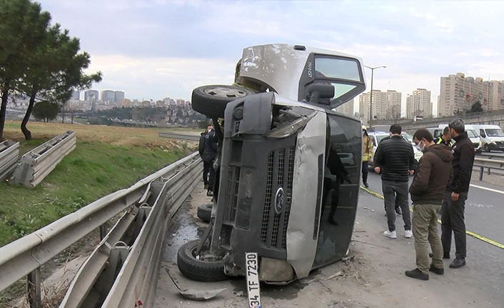 Avcılar'da para taşıyan ticari araç devrildi
