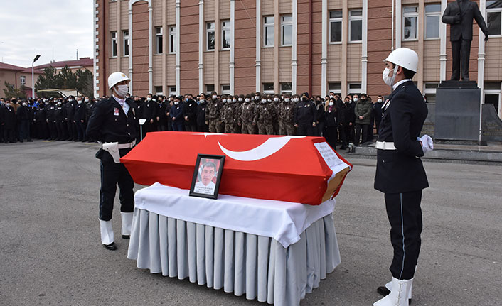 Kalp krizi geçiren polis memuru hayatını kaybetti
