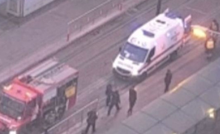 Feci kaza! Yolcu tramvayın altında kaldı