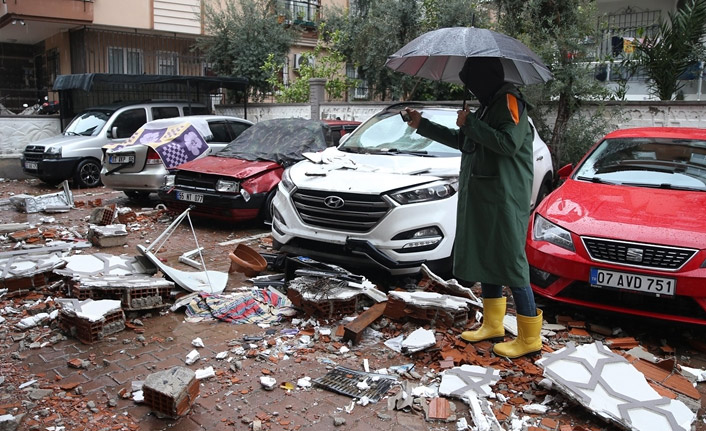 Rüzgar ve sağanak Antalya'yı vurdu