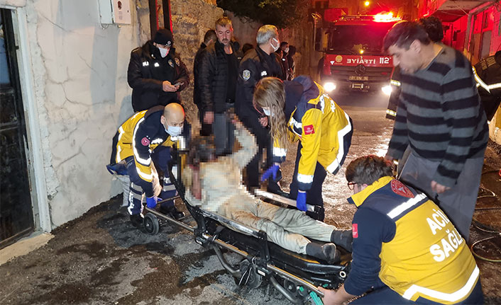 Alevlerinden arasında kaldı, komşuları pencere demirini keserek kurtardı