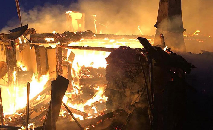  Alev alev yanan ahşap ev küle döndü