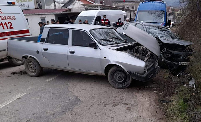  Türkeli’de iki otomobil çarpışması sonucu 2 kişi yaralandı