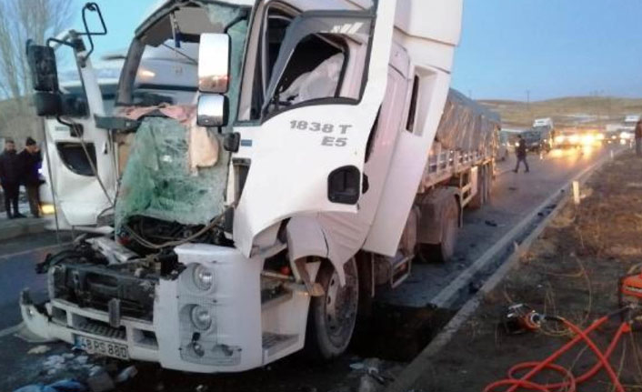 Tırlar çarpıştı: 1 ölü 1 yaralı