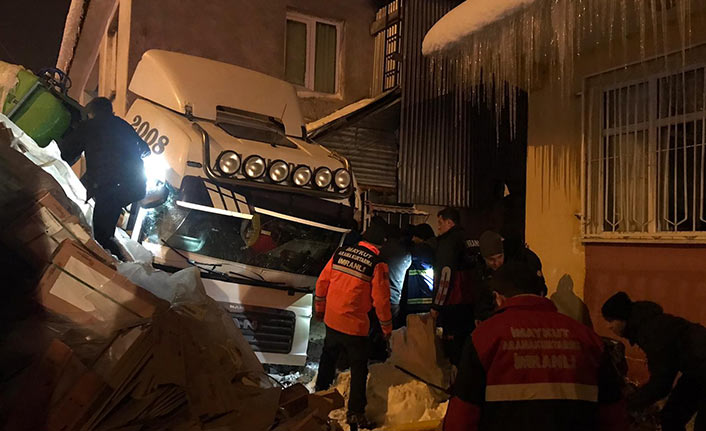 Yoldan çıkan tır evin bahçesine düştü