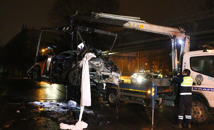 Aydınlatma direklerine çarpıp alev alan otomobilin sürücüsü hayatını kaybetti