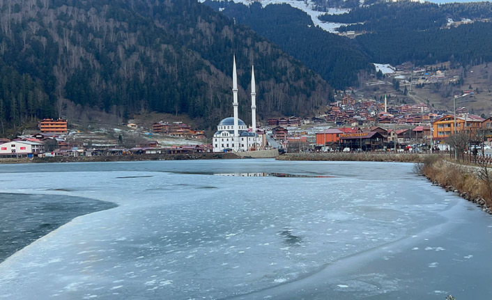 Uzungöl'ün büyük bölümü buz tuttu